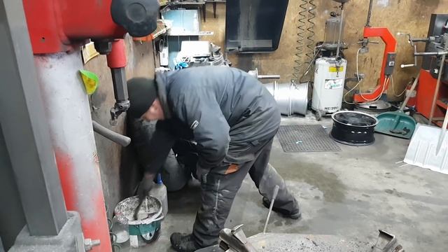 Подаренные колеса к внедорржнику МЕЧТЫ не обрадовали ШИНОМОНТАЖНИКОВ смотреть онлайн