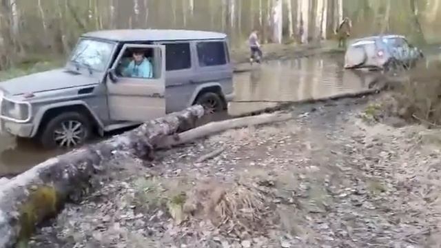 G300 ( Гелек ) спасает ниву... тракт Синявинских высот смотреть онлайн