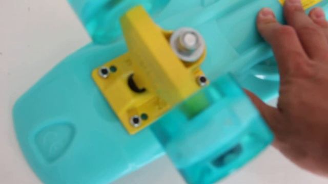 Penny Board Original 22 бирюзовая дека и светящиеся бирюзовые колеса с гравировкой смотреть онлайн