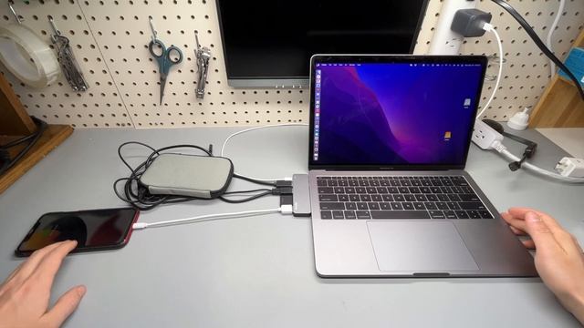 A Perfect Fit for MacBook Pro: RayCue USB-C Hub смотреть онлайн