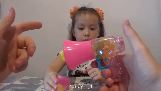 Мыльные пузыри с помощью светящегося мегафона пистолета Soap bubbles with the help of a glowing gun смотреть онлайн