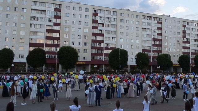 Выпускной 2021 в Солигорске. Выпуск шаров смотреть онлайн