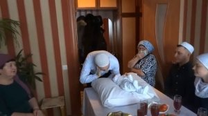 Когда стали читать Азан в ухо ребенка он успокоился!