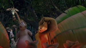 Льва Алекса напугал паук. "Врежь ему врежь" | Мадагаскар (2005)