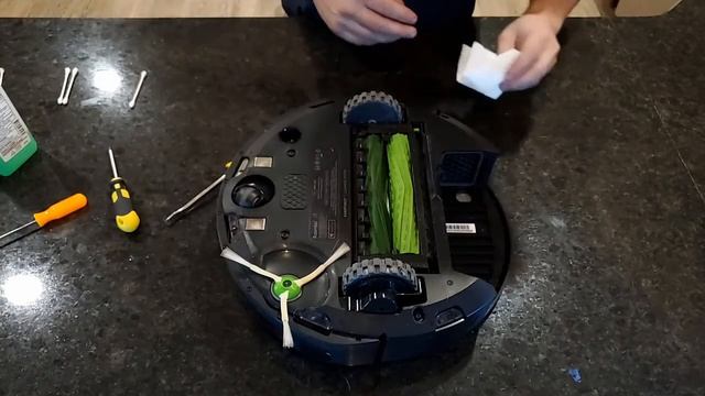 iRobot Roomba i7 Cleaning смотреть онлайн