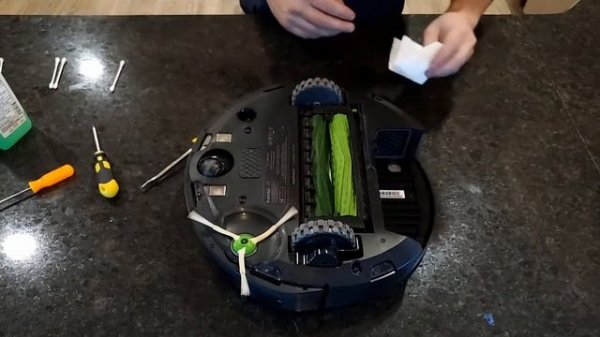 iRobot Roomba i7 Cleaning