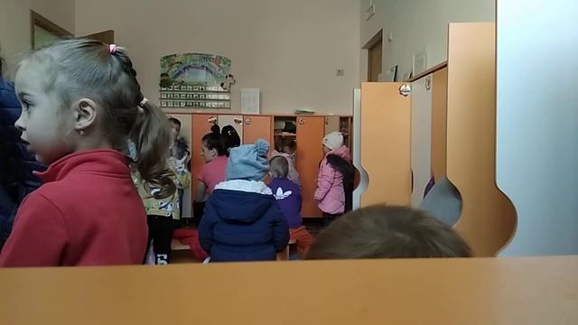 Ребенок одевается самостоятельно в детском саду смотреть онлайн