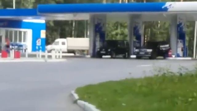 Участникам забега пришлось искать воду на заправке смотреть онлайн
