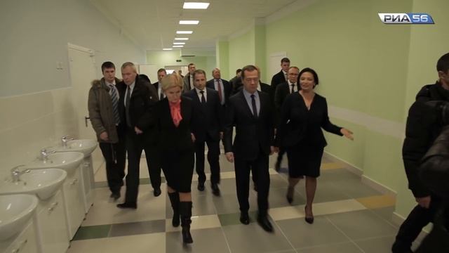 Дмитрий Медведев оценил строительство новой школы в 17 микрорайоне Оренбурга смотреть онлайн