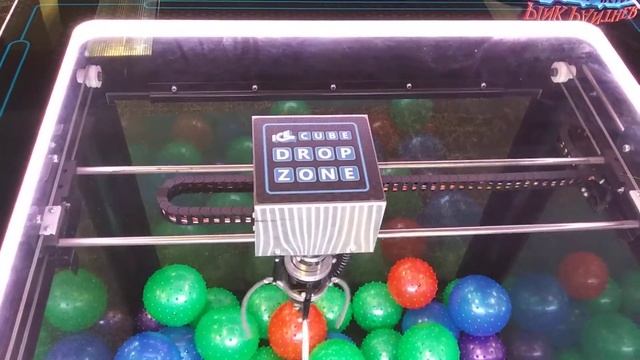 First Spotting CHUCK E. CHEESE Arcade Claw Machine Skill Crane Grabber Game DROP ZONE Cube ICE смотреть онлайн