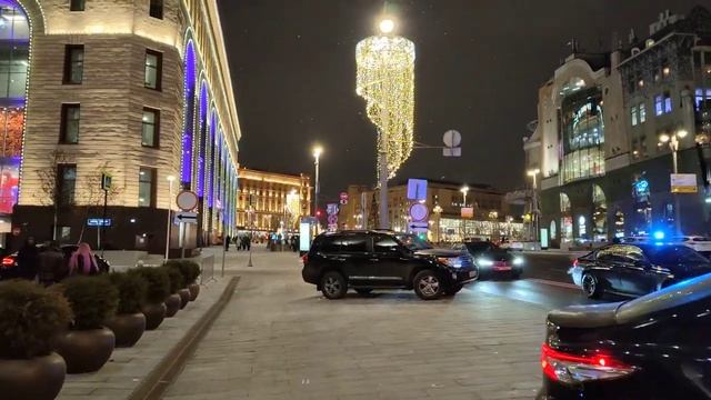 В #Moscow пришла пора приготовления к встрече Нового года Улицы украшают иллюминацией и гирляндами смотреть онлайн