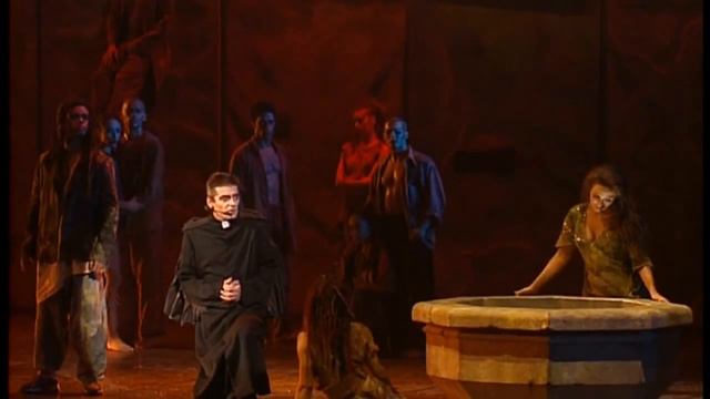 Гару поет Эсмиральда. Нотердам де париж. Мюзикл.