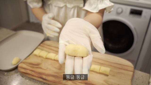 SUB•VLOG?자취생 일상, 쫀쫀한 크림뇨끼 만들어 먹고, 아웃백 배달?. 아몬드 스콘, 치킨티카마살라 카레, 오코노미야끼, 디저트39 크로칸슈,타로버블티,피자 смотреть онлайн