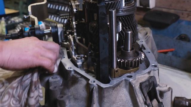 Завершаем сборку КПП. Peugeot Boxer смотреть онлайн
