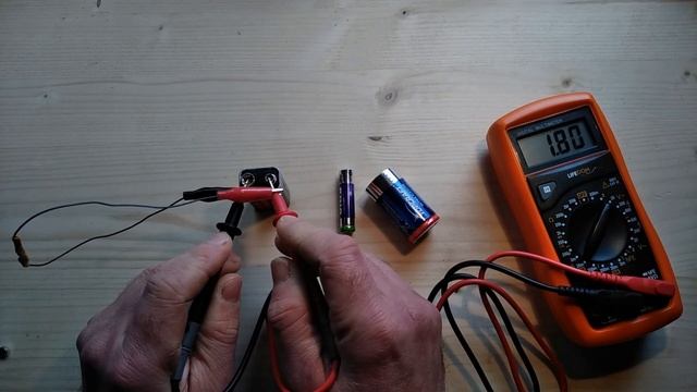 Testing batteries with a plain old multimeter (and a resistor) смотреть онлайн
