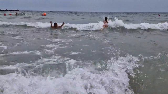 Море сегодня. Захватывающее купание.18.06.2023 смотреть онлайн