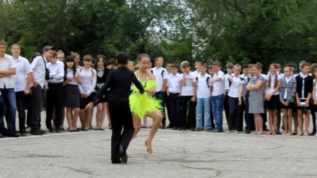 Линейка 27 мая 2013, Волгоград, МОУ СОШ №100, Танец джайв смотреть онлайн
