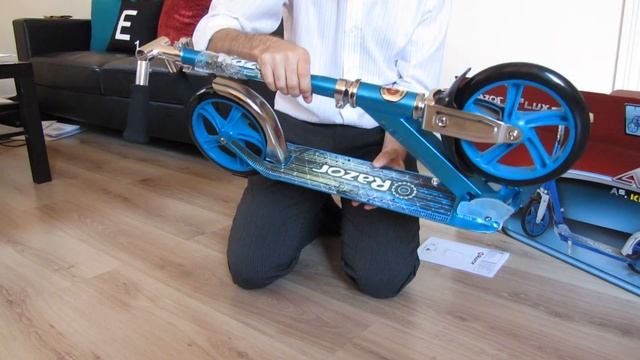 Razor A5 Lux Blue Kick Scooter unboxing смотреть онлайн