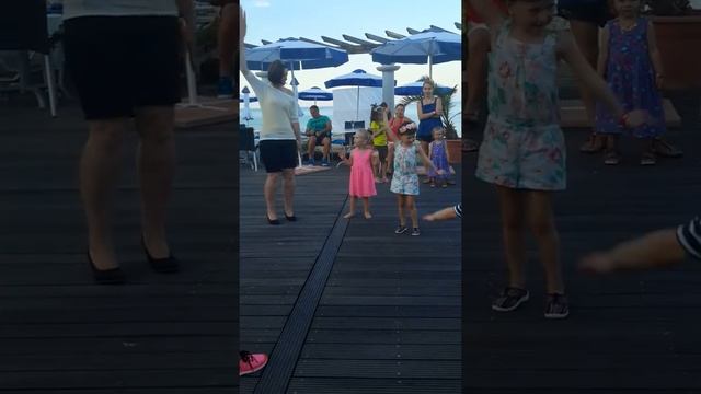 Отдых в Болгарии вместе с знаменитости. Танцы и Песни на разных языках с мультиплекациоными героями смотреть онлайн