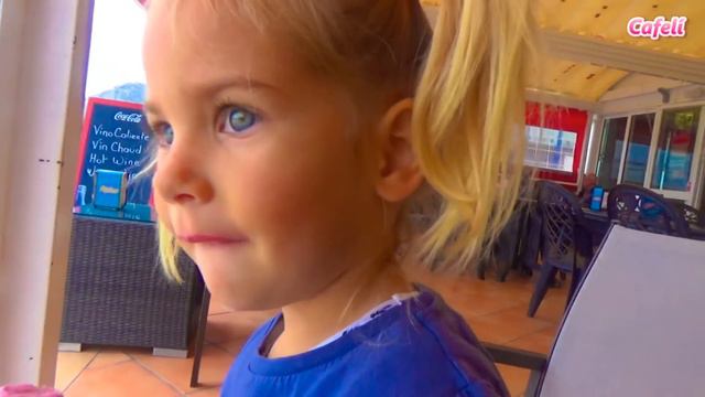 Cafeli для детей, море солнце пляж, дети играют говорят с игрушками, пробует мороженное, гуляет. смотреть онлайн