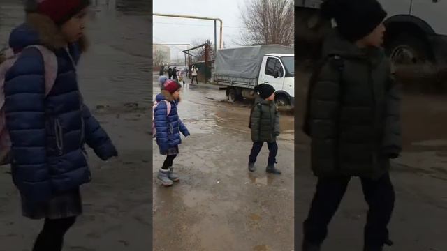 ДЕТИ ВЫНУЖДЕНЫ ХОДИТЬ ЧЕРЕЗ НУР-БОЛОТО В ШКОЛУ смотреть онлайн