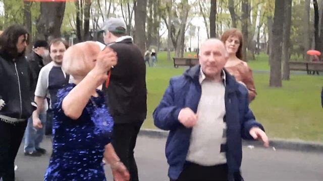 Ты как воздуха глоток!!!Танцы в саду Шевченко,Харьков. смотреть онлайн