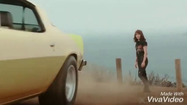 Бамблби превращается в Chevrolet Camaro / Bumblebee turns into a Chevrolet Camaro смотреть онлайн