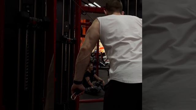 Перекрестные разгибания на верхних блоках в кроссовере. Упражнение на трицепс