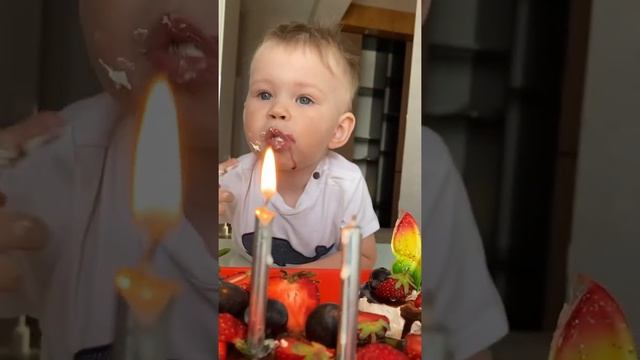 Малыш задувает свечи смотреть онлайн