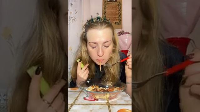 Мукбанг: макароны и рыбные котлеты