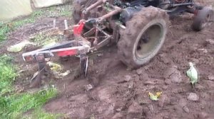 Пашем самодельным трактором и самодельным плугом.