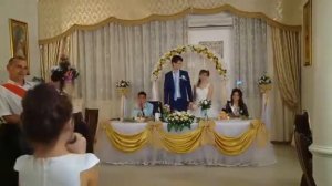 Маленькая сестренка невесты поет на свадьбе