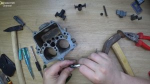 Карбюратор К126Н. Вытаскиваю застрявший сломанный поршень ускорительного насоса Пилю малый диффузор