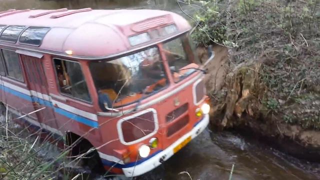Полноприводный ПАЗ проходит брод смотреть онлайн