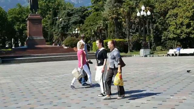 YALTA IS THE TOWN OF HAPPINESS смотреть онлайн