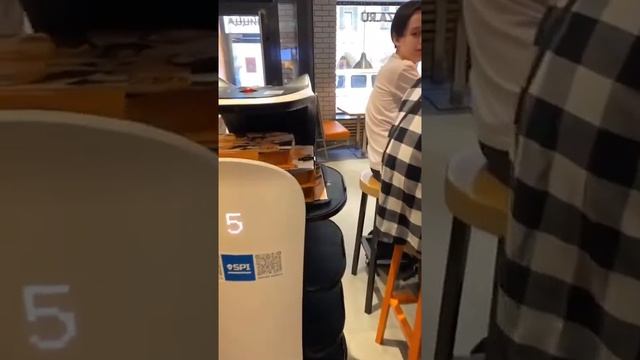 Робот официант BellaBot работает в пиццерии Додо в Санкт Петербурге смотреть онлайн