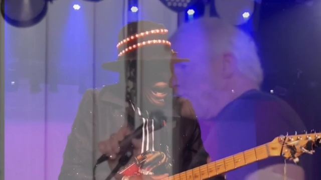 “Walking on Air,” Git Shorty смотреть онлайн