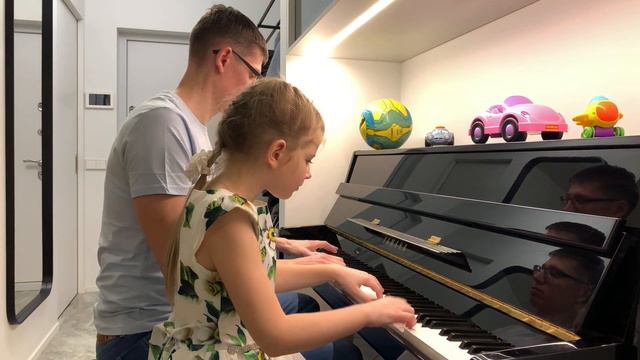 Аня и папа играют вместе на пианино минусовку песни «Упрямый папа» смотреть онлайн