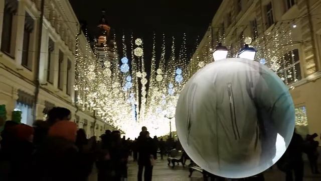 Артист с электрогитарой рядом с ГУМ. Москва смотреть онлайн