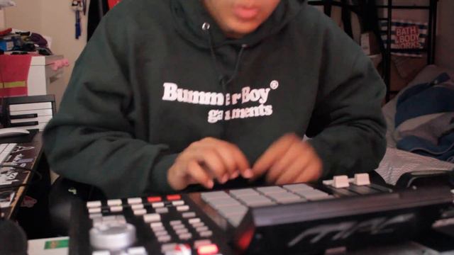 MPC 2500 LIVE SAMPLED BEAT "NEVER FELT LIKE" смотреть онлайн