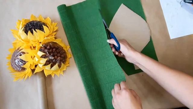 Букет подсолнухов. Букет из конфет. Свит дизайн. Подсолнух из конфет. смотреть онлайн