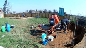 Заливаем фундамент под гараж .( сарай ) 6м3 за день вдвоём бетономешалкой