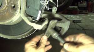 Замена задних тормозных колодок на Пежо 3008.