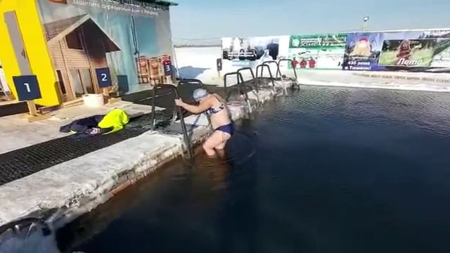 Впервые мама купается в ледяной воде. РМЖ смотреть онлайн