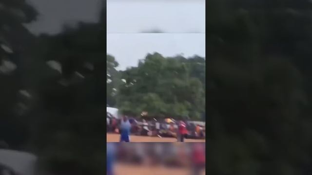 Садио Мане играет в футбол в грязи на своей Родине смотреть онлайн