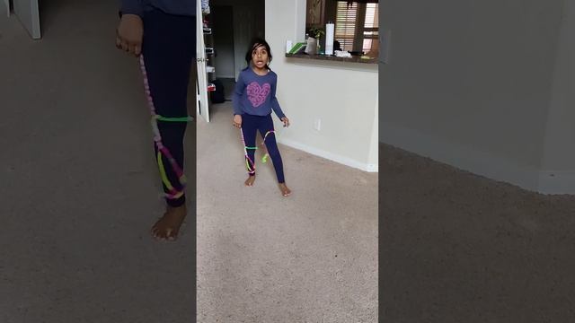 Jump-rope made out of rubber bands смотреть онлайн