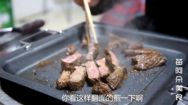 苗大姐煎牛排吃烧烤，4块牛排2斤肉吃到满嘴流油，直呼吃不够！【苗阿朵美食】 смотреть онлайн