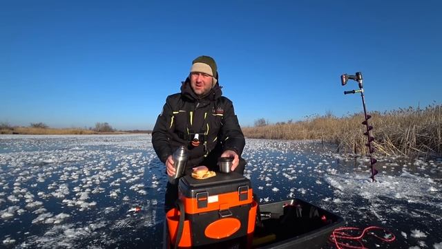 В ШОКЕ ОТ ТАКОГО КЛЕВА, поклевка в каждой лунке! Зимний жор щуки. Рыбалка на балансир смотреть онлайн