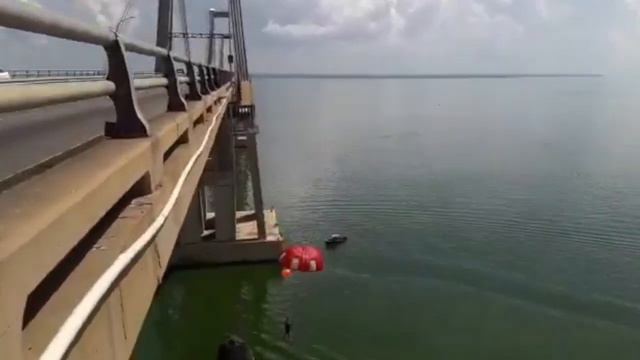 Joven se lanza de la pila 21 del puente sobre el lago ¡Por diversión! смотреть онлайн