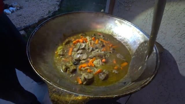 Приготовил Узбекский Плов в казане . смотреть онлайн